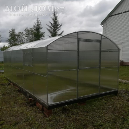 Теплица СверхПрочная ВАГОН 6 метров с поликарбонатом | Мой-Дом27 | Каркас изготовлен из оцинкованной замкнутой трубы 20*20 мм.<br>
 Ширина - 3 метра. Высота - 2,05 метра. Длина - 6 метров<br>
 Выдерживаемая снеговая нагрузка - 150 кг/м2. Выдерживаемая ветровая нагрузка - до 27 м/с.<br>
 Расстояние между дугами 1 метр. Ширина двери 0,96 метра.<br>
 <b>ДВОЙНАЯ ДУГА под дугой приварена еще одна дуга. Прямые стенки</b><br>